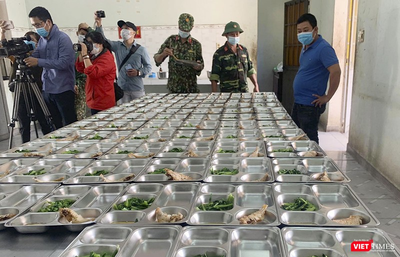 Khu vực bếp và chia suất ăn