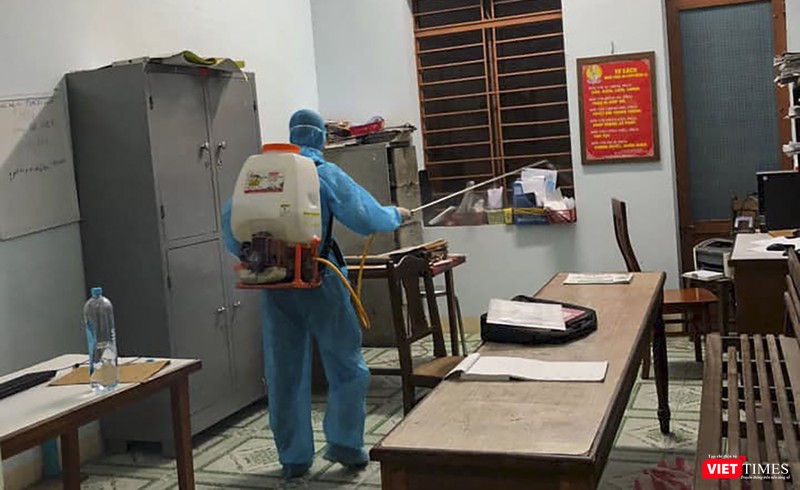 Lực lượng phòng chônhs dịch phun thuốc khử trùng đối với trụ sở Công an phường Nại Hiên Đông (quận Sơn Trà, TP Đà Nẵng) (Ảnh Hưng Lợi) Lực lượng phòng chônhs dịch phun thuốc khử trùng đối với trụ sở Công an phường Nại Hiên Đông (quận Sơn Trà, TP Đà Nẵng) (Ảnh Hưng Lợi)