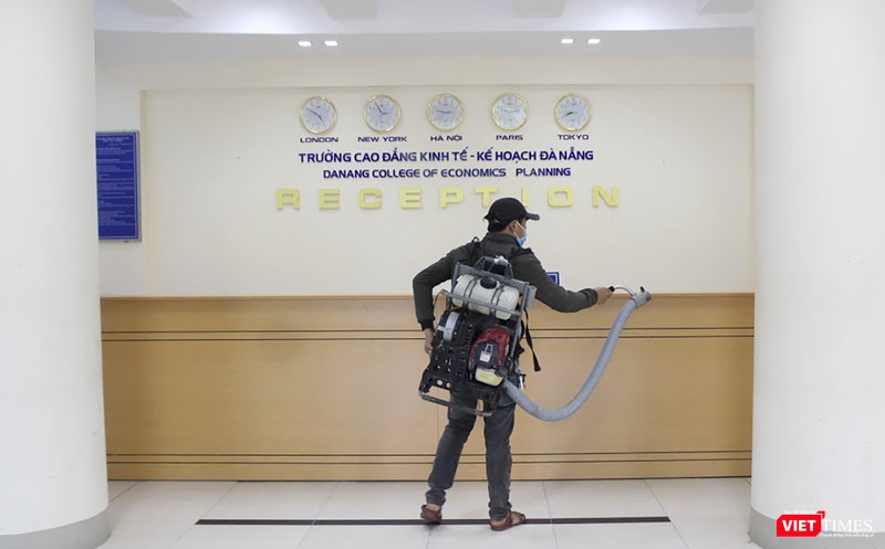 Trước đó, để chuẩn bị cho sinh viên trở lại trường, Ban chỉ đạo phòng dịch COVID-19 nhà trường đã tổ chức phun thuốc khử trùng Trước đó, để chuẩn bị cho sinh viên trở lại trường, Ban chỉ đạo phòng dịch COVID-19 nhà trường đã tổ chức phun thuốc khử trùng