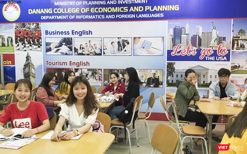 Sinh viên vui vẻ vào lớp Sinh viên vui vẻ vào lớp