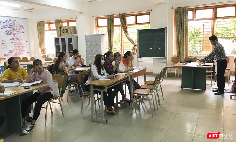 Buổi học đầu tiên sau 4 tuần nghỉ học vì dịch COVID-19 Buổi học đầu tiên sau 4 tuần nghỉ học vì dịch COVID-19