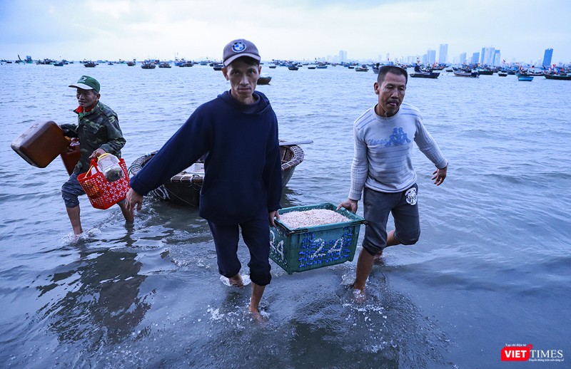 Ngư dân hối hả chuyển ruốc từ thuyền máy vào bờ Ngư dân hối hả chuyển ruốc từ thuyền máy vào bờ
