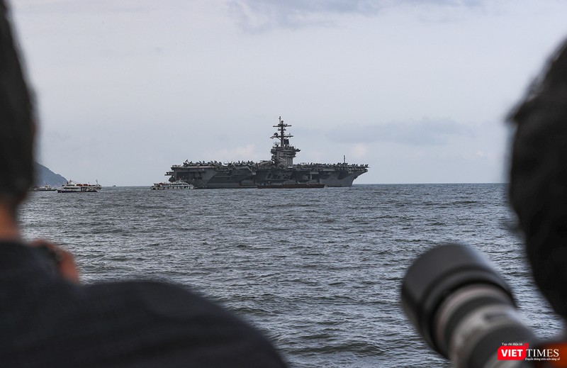 Tàu sân bay USS Theodore Roosevelt trên vịnh Đà Nẵng