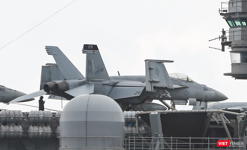 Cận cảnh một chiến đấu cơ trên tàu USS Theodore Roosevelt