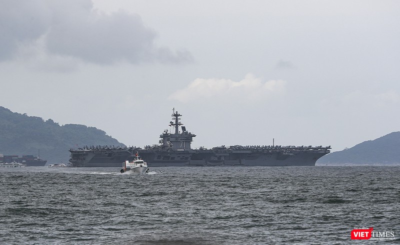 USS Theodore Roosevelt sừng sững