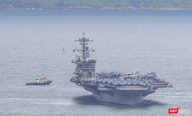 Hàng không mẫu hạm USS Theodore Roosevelt (CVN-71) trên vịnh Đà Nẵng