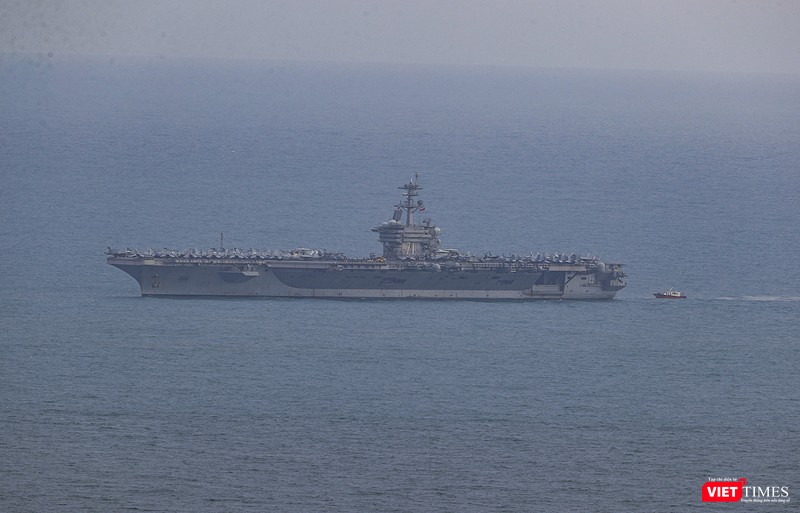 Và neo đậu ngoài vịnh Đà Nẵng, cách bờ khoảng 1km