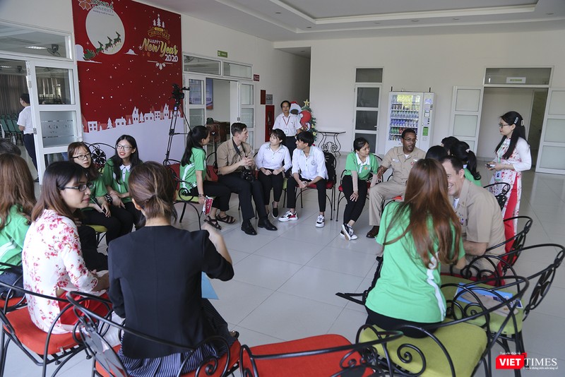 Các hoạt động trao đổi, giao lưu ngôn ngữ diễn ra theo nhiều nhóm