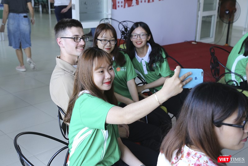 Chụp ảnh lưu niệm cùng sinh viên