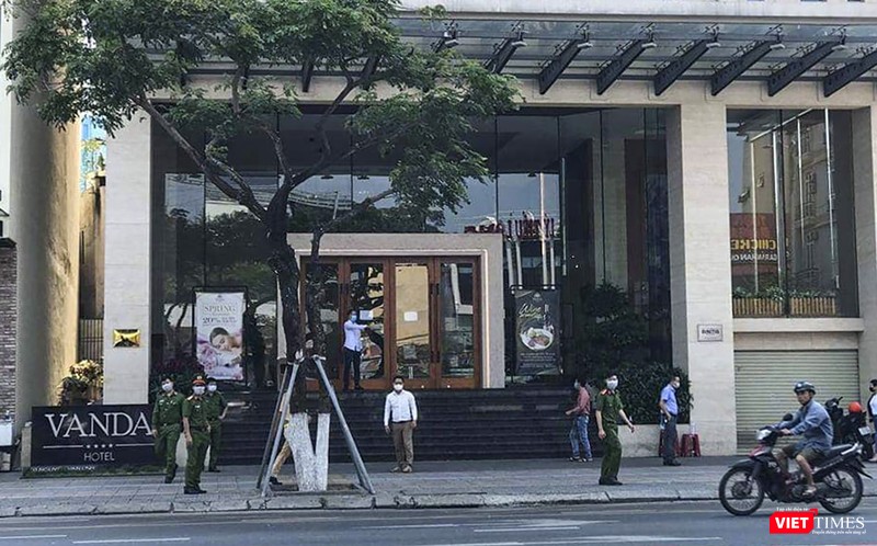 Lực lượng Công an bảo vệ hiện trường để cơ quan y tế thực hiện cách ly, phòng dịch