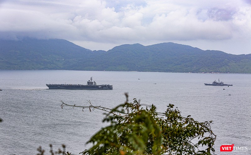 Sáng ngày 5/3, đội tàu hàng không mẫu hạm USS Theodore Roosevelt (CVN-71) của Hải quân Hoa Kỳ đã xuất hiện trên vịnh Đà Nẵng
