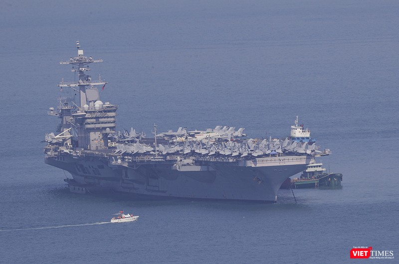 Tàu USS Theodore Roosevelt (CVN-71) neo đậu trên vịnh Đà Nẵng trong suốt thời gian chuyến thăm