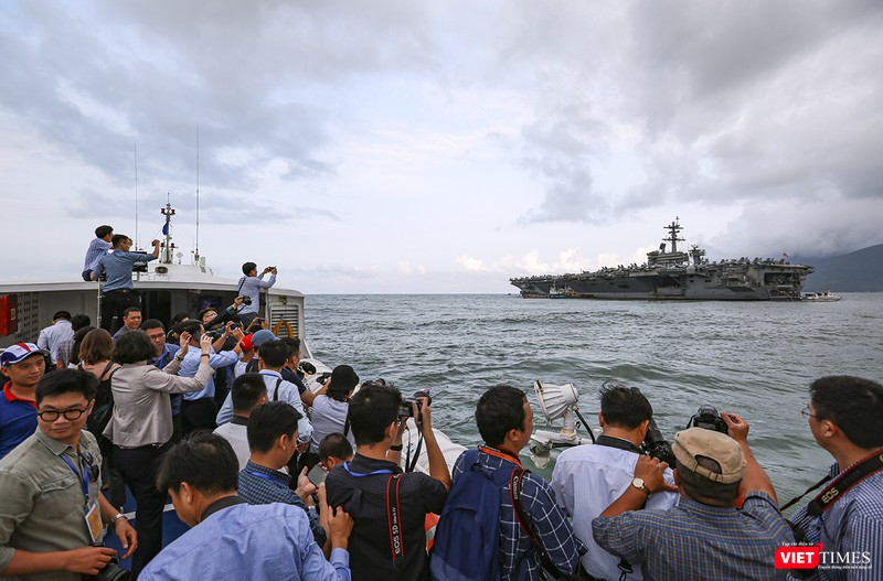 Chiều ngày 5/3, báo chí có cơ hội tiếp cận cận cảnh tàu sân bay USS Theodore Roosevelt trên vịnh Đà Nẵng