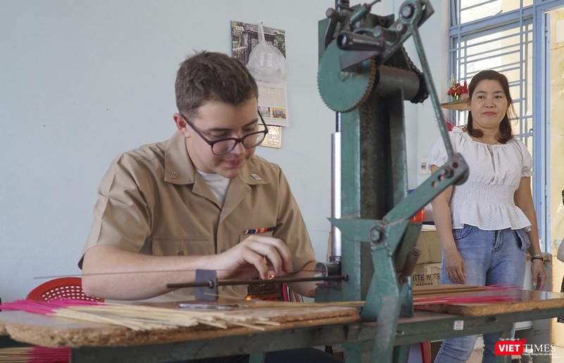 Thủy thủ đội tàu thăm cơ sở khuyết tật từ thiện trên địa bàn Đà Nẵng và cùng làm những sản phẩm thủ công như làm hương, quà lưu niệm, thêu tranh