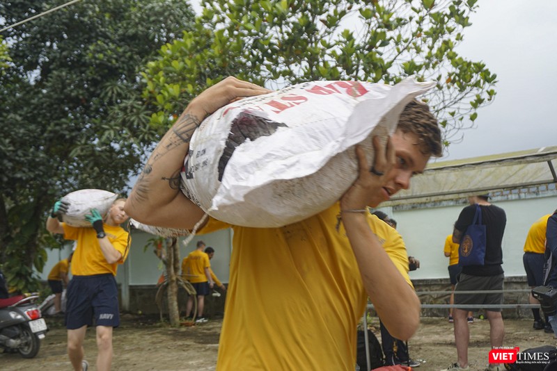 Ngày 6/3, thủy thủ đội tàu có hoạt động chăm sóc không gian xanh, vẽ tranh, trồng rau,... tại cơ sở nạn nhân da cam ở Đà Nẵng