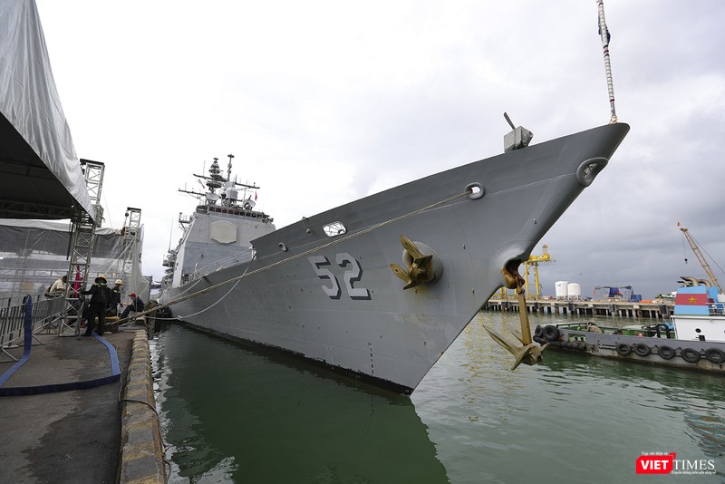 Sáng ngày 8/3, hoạt động tham quan tàu được mở trở lại giành cho báo giới và người dân