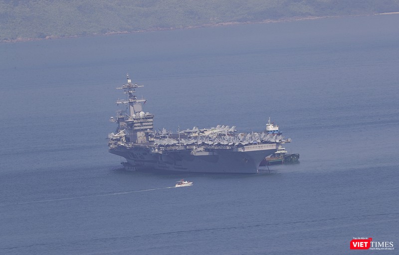 Chiều ngày 9/3, tàu USS Theodore Roosevelt (CVN-71) nhổ neo, quay đầu rời vịnh Đà Nẵng