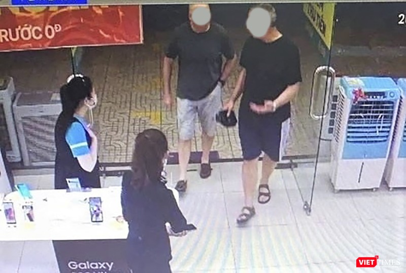 Hai du khách người Anh là bệnh nhân mắc COVID-19 thứ 22 và thứ 23 đến của hàng điện máy Xanh trên địa bàn Đà Nẵng và lây nhiễm cho bệnh nhân 35 là nhân viên ở đây (ảnh camera an ninh ghi lại) Hai du khách người Anh là bệnh nhân mắc COVID-19 thứ 22 và thứ 23 đến của hàng điện máy Xanh trên địa bàn Đà Nẵng và lây nhiễm cho bệnh nhân 35 là nhân viên ở đây (ảnh camera an ninh ghi lại)