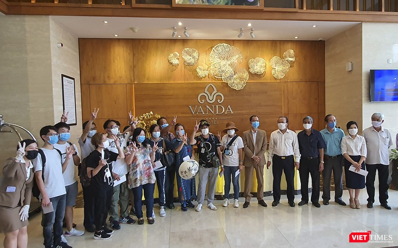 Du khách chụp ảnh lưu niệm Du khách chụp ảnh lưu niệm