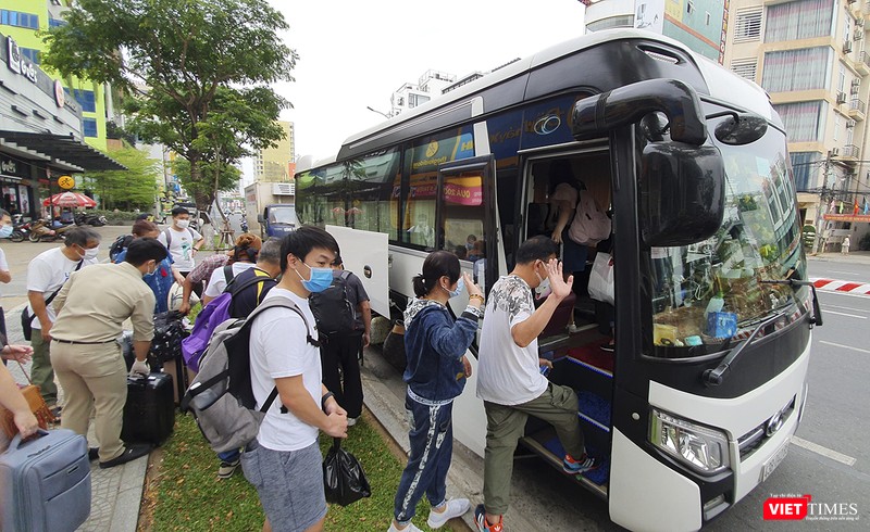 Du khách kết thức cách ly tại khách sạn Vanda lên xe ra sân bay về nước Du khách kết thức cách ly tại khách sạn Vanda lên xe ra sân bay về nước