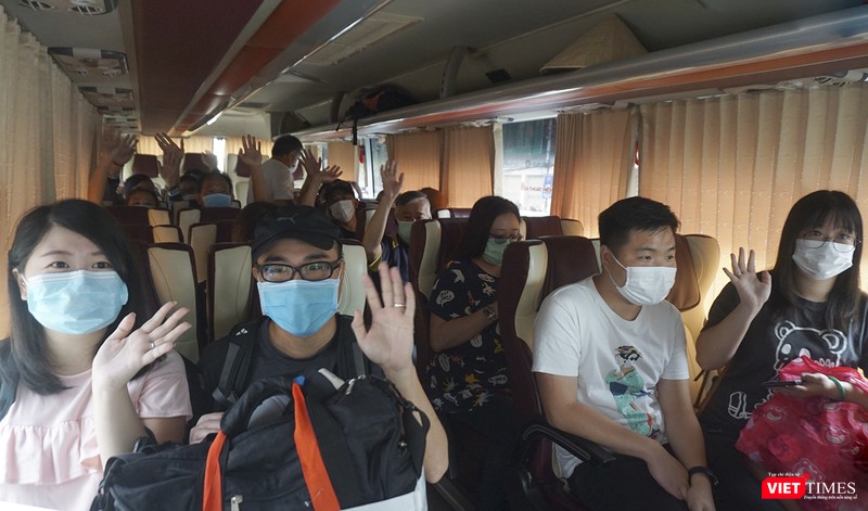 Du khách được đón và đưa ra sân bay Du khách được đón và đưa ra sân bay