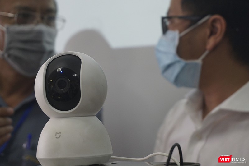 Camera thông minh được lắp đặt nhằm tăng khả năng tương tác 2 chiều giữa cán bộ y tế và bệnh nhân cách ly
