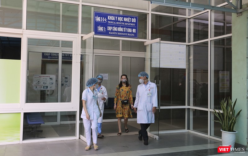 Bệnh nhân thứ 35 rời khoa Y học Nhiệt đới