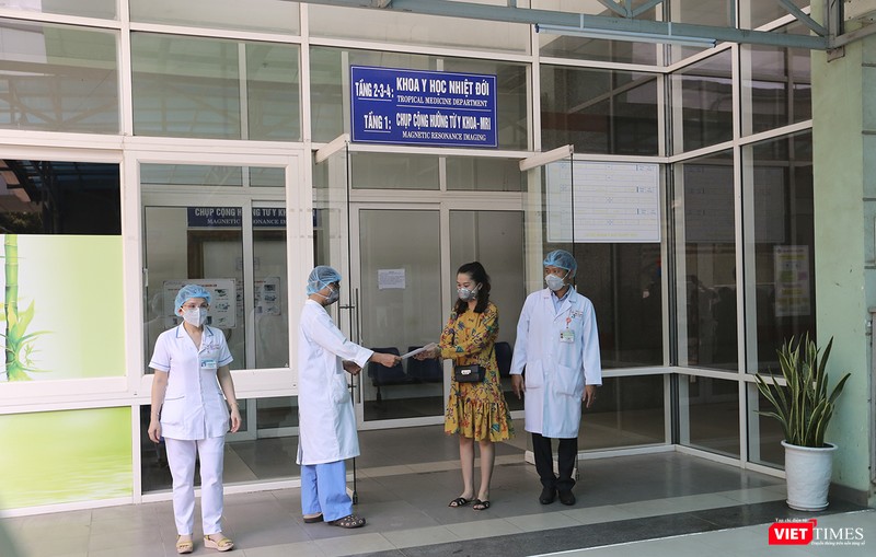 Tiếp nhận giấy chứng nhận sức khỏe sau điều trị từ Bệnh viện Đà Nẵng