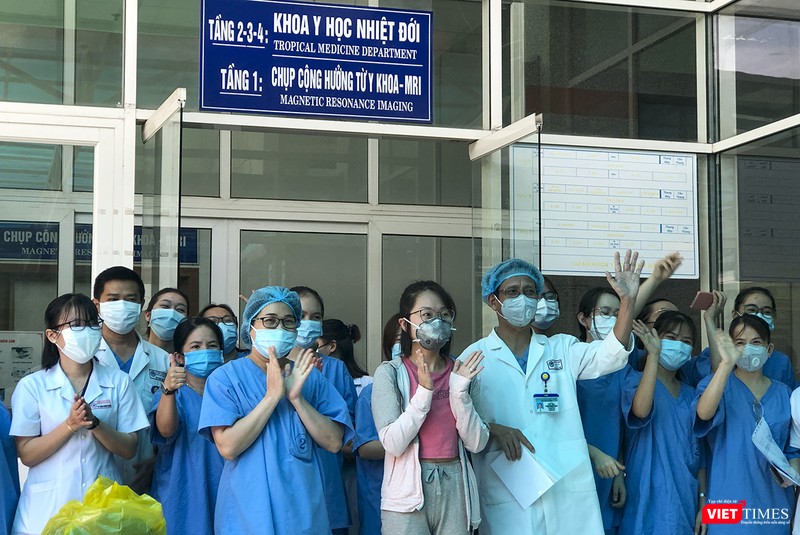Bệnh viện Bạch Mai cứu sống sản phụ bị sốc mất máu, suy tạng sau mổ cắt tử cung do rau bong non ảnh 4 Ảnh: Bệnh nhân mắc COVID-19 thứ 135 điều trị ở Đà Nẵng xuất viện sáng nay