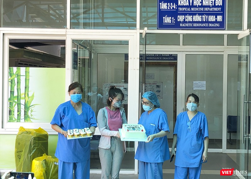 Đáp lại tình cảm và sự chăm sóc của các y bác sĩ, bệnh nhân đã tặng bánh, tỏ lòng biết ơn Đáp lại tình cảm và sự chăm sóc của các y bác sĩ, bệnh nhân đã tặng bánh, tỏ lòng biết ơn