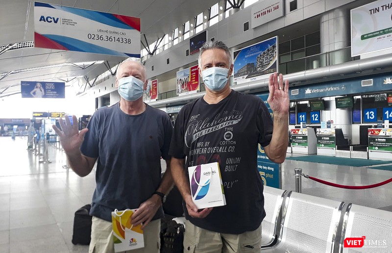 Hai bệnh nhân người Anh mắc COVID-19 thứ 22 và thứ 23 tại sây bay quốc tế Đà Nẵng ngày 10/4 Hai bệnh nhân người Anh mắc COVID-19 thứ 22 và thứ 23 tại sây bay quốc tế Đà Nẵng ngày 10/4