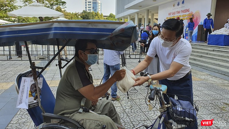Những trường hợp khuyết tật được trao gạo tận tay Những trường hợp khuyết tật được trao gạo tận tay