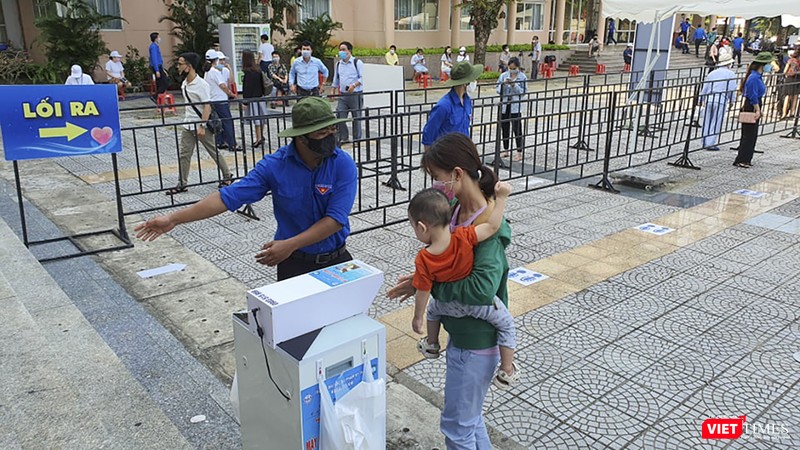 Người dân ý thức tuân thủ quy định phòng dịch trước khi nhận gạo Người dân ý thức tuân thủ quy định phòng dịch trước khi nhận gạo