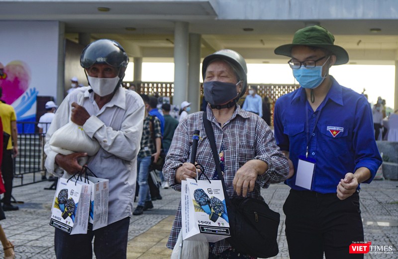 "Một miếng khi đói bằng một gói khi no" "Một miếng khi đói bằng một gói khi no"