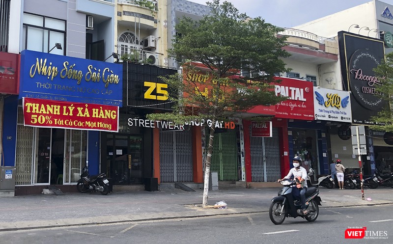 Đóng cửa và treo biển giảm giá chờ ngày nới lỏng giãn cách xã hội là cách mà các cửa hàng trên địa bàn Đà Nẵng ứng phó qua mùa dịch COVID-19