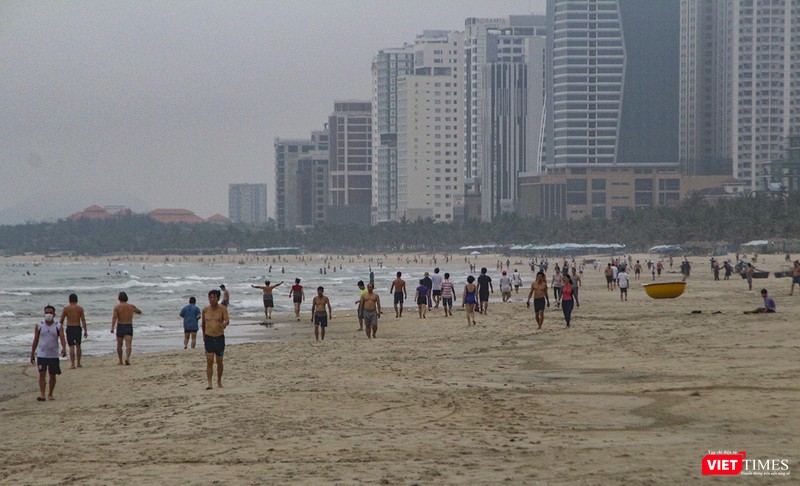 Người dân đi tắm biển, tập thể thao trở lại sau lệnh nới lỏng giãn cách Người dân đi tắm biển, tập thể thao trở lại sau lệnh nới lỏng giãn cách