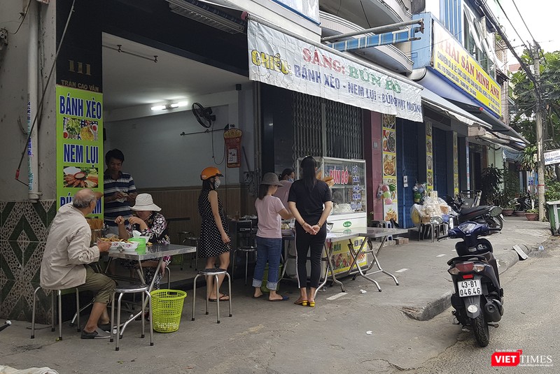 Hàng ăn đã bán và phục vụ tại chỗ Hàng ăn đã bán và phục vụ tại chỗ