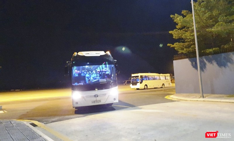 Đến gần 23h, xe chở số công dân này mới rời sân bay về trung tâm cách ly theo quy định