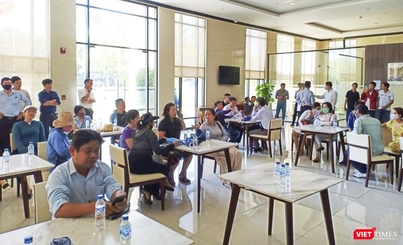 Khách hàng tập trung tại Văn phòng bán hàng của dự án tỷ đô The Sunrise Bay (Đà Nẵng) để đòi nhà Khách hàng tập trung tại Văn phòng bán hàng của dự án tỷ đô The Sunrise Bay (Đà Nẵng) để đòi nhà