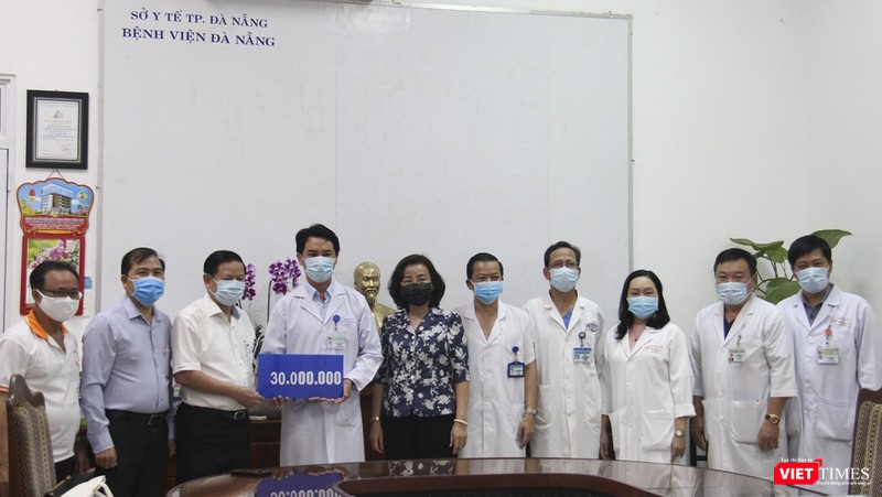 Ban Điều hành chương trình Ly cà phê yêu thương trao tặng quà động viên đội ngũ y bác sỹ làm nhiệm vụ tại các tuyến đầu chống dịch COVID-19