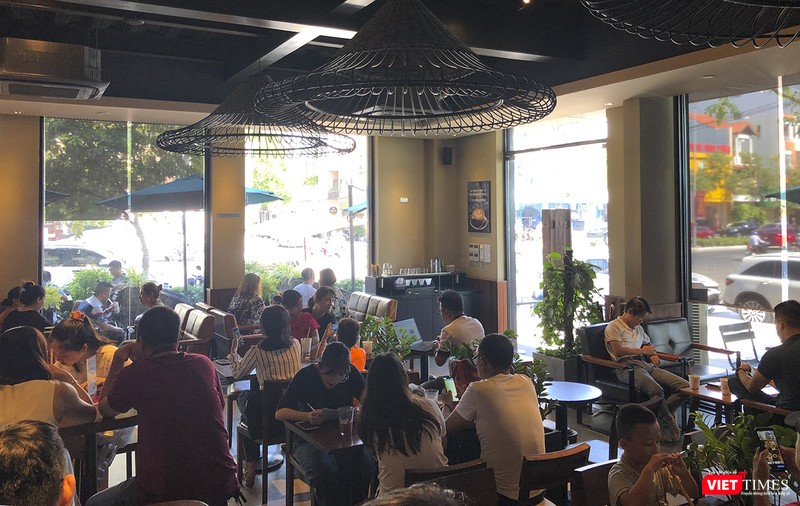 Hoạt động thường nhật của người dân Đà Nẵng vẫn diễn ra bình thường (ảnh ghi nhận tại một quán cà phê trên địa bàn TP Đà Nẵng sáng 25/7)