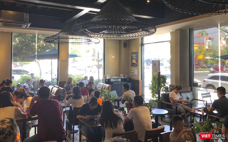 Các quán cà phê, hàng ăn vẫn đông du khách và người dân. Các quán cà phê, hàng ăn vẫn đông du khách và người dân.