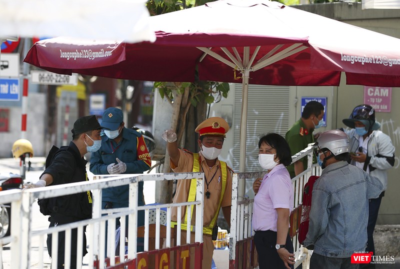 Lực lượng công an tại các chốt hướng dẫn người dân gửi đồ vào bên trong