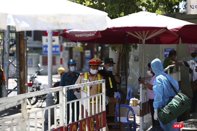 Thêm nhân viên y tế được trang bị bảo hộ trước khi đi vào khu vực cách ly