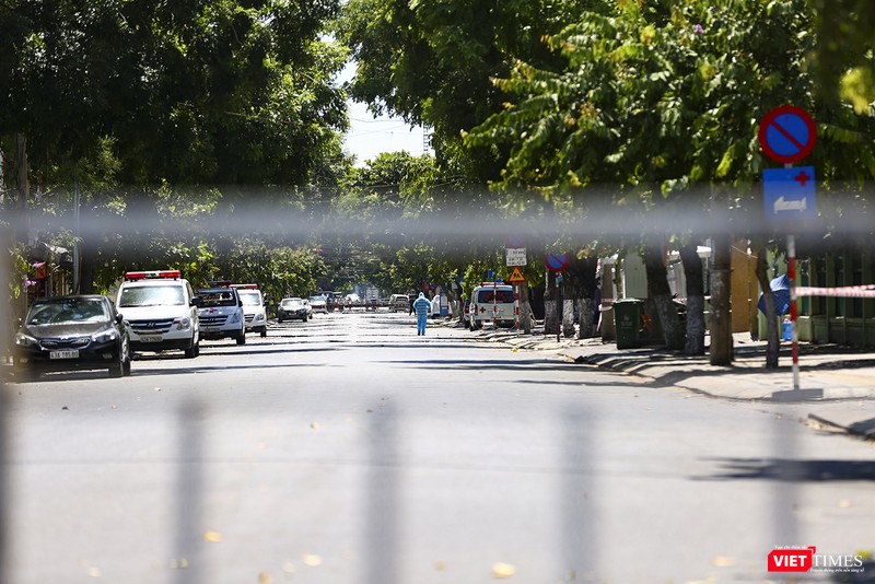 Phía bên trong rào chắn phong tỏa trên đường Quang Trung