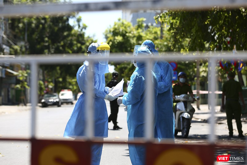 Lực lượng y tế trao đổi nhanh ngay sau rào chắn