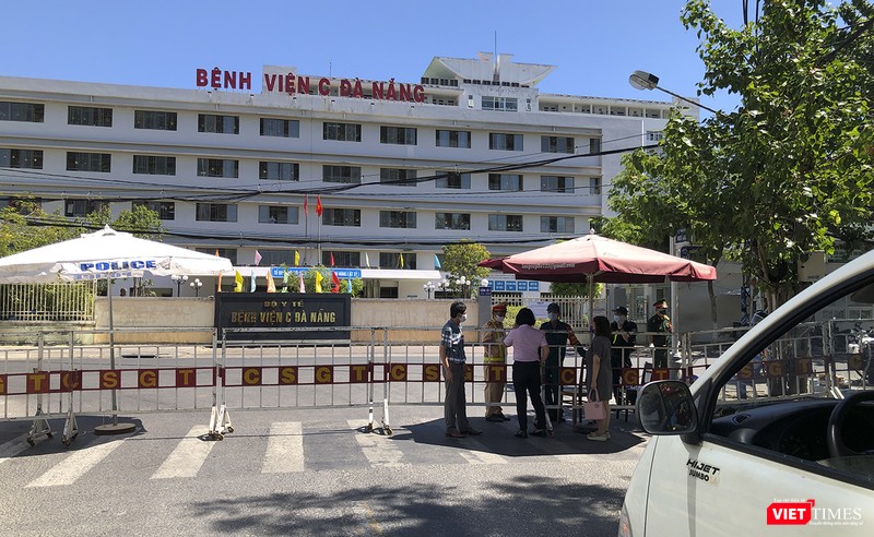 Chốt kiểm soát trước cổng Bệnh viện C