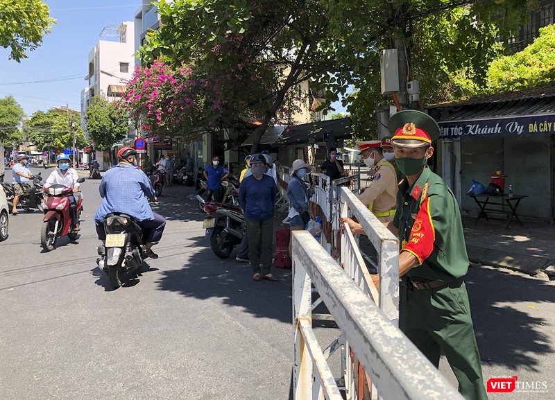 Bên ngoài rào chắn, cuộc sống thường nhận vẫn diễn ra bằng lệnh cách ly theo Chỉ thị 16 của Thủ tướng Chính phủ