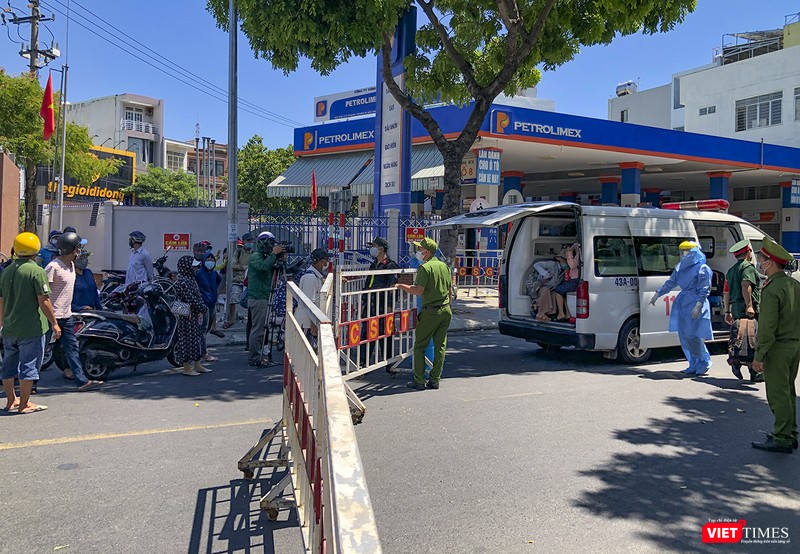 Trong và ngoài rào chắn