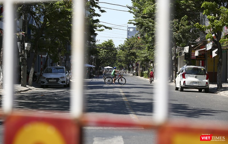 Phía bên trong hệ thống rào chắn, trẻ em vẫn vui chơi như không có gì xảy ra